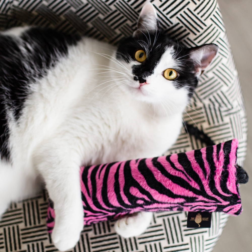 Zdjęcie The Miss Cat Kopacz KICK & HUG classic zabawka dla kota krówka czarno-biała 24 x 8cm + 20 cm