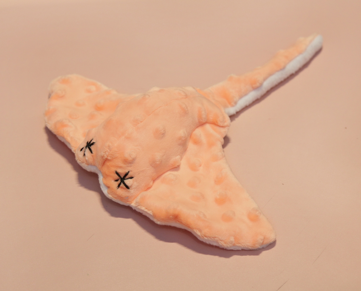 Zdjęcie Kotul Craft Płaszczka z kocimiętką zabawka dla kota  brzoskwiniowa słodycz minky 25 x 27 cm