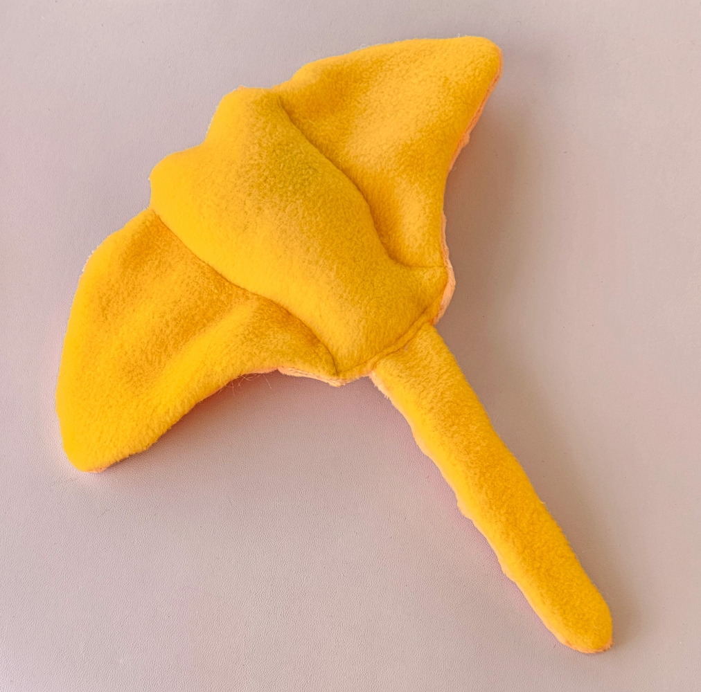Zdjęcie Kotul Craft Płaszczka z kocimiętką zabawka dla kota  brzoskwiniowa słodycz minky 25 x 27 cm