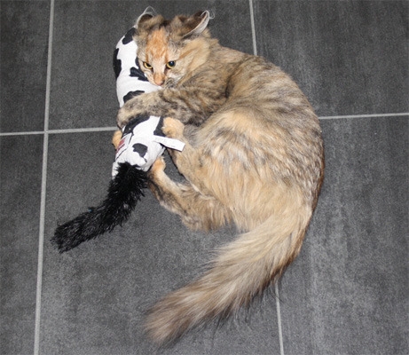 Zdjęcie Kong Cat Kickeroos  zabawka kopanka dla kota, krówka 28 / 55 cm